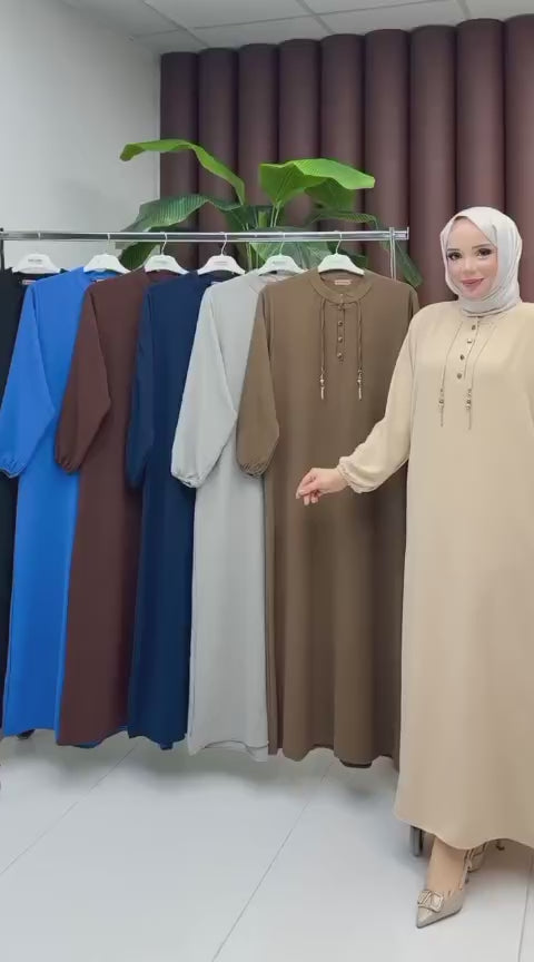 Yarı Düğmeli Zincir Süslemeli Elbise